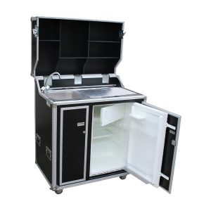 Kitcase, Spülbecken, Warmwasserboiler, Kühlschrank, Ablagefächer